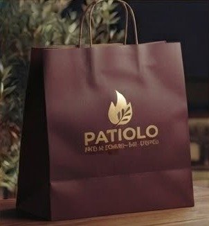 Bolsa de papel burdeos con el logo de Patiolo