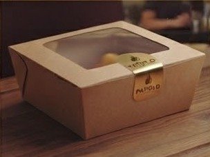 Caja de comida de cartón con sello dorado de Patiolo